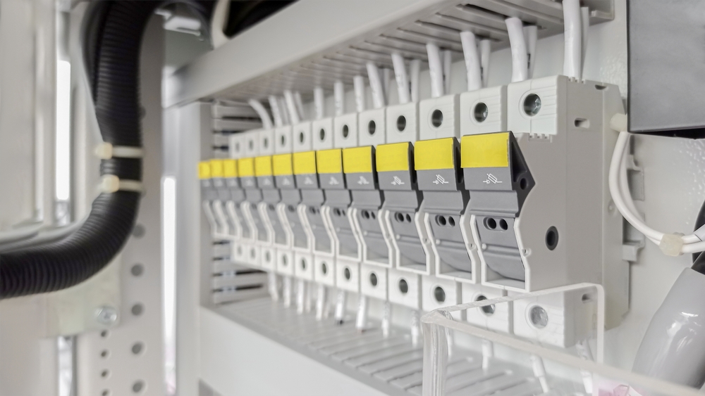 Prefabrykacja szaf sterowniczych: kluczowe etapy projektowania i wdrażania w automatyce przemysłowej