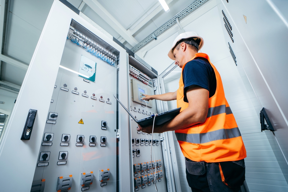 Jak wybrać dostawcę prefabrykowanych szaf sterowniczych? Kluczowe kryteria wyboru
