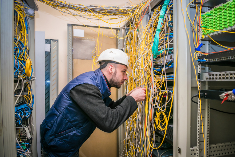 O jakich normach trzeba pamiętać podczas projektowania szaf sterowniczych? 